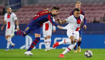 Piqué y Mbappé, durante el Barcelona-PSG.