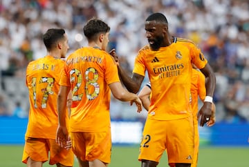 Mario Martín, junto a Lucas Vázquez y Rüdiger en el partido ante el Chelsea.