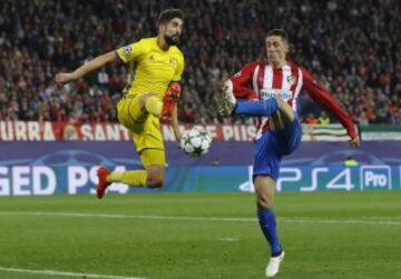 El delantero del Atlético de Madrid, Fernando Torres, disputa un balón con el defensa esloveno del Rostov ruso, Miha Mevija, 