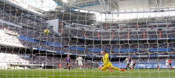 El balón entra en la portería seguido por la mirada de Asenjo tras el disparo de Benzema.