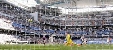 El balón entra en la portería seguido por la mirada de Asenjo tras el disparo de Benzema.