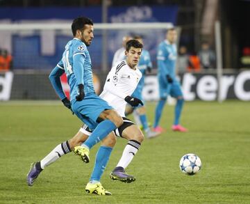 Rafa Mir presiona a Garay, en su debut con el Valencia en Champions, frente al Zenit.