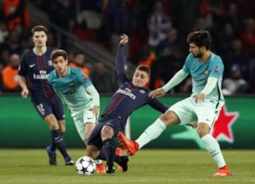 El jugador Marco Verratti  de Paris Saint Germain en acción ante Andre Gomes 