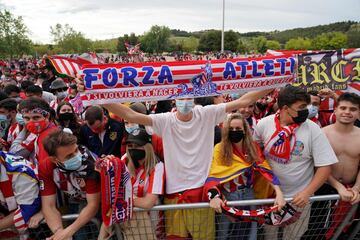 Los jugadores del Atl谷tico de Madrid salen al exterior de Zorrilla para celebrar el t赤tulo de Liga con los seguidores que se hab赤an desplazado