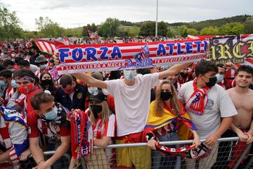 Los jugadores del Atlético de Madrid salen al exterior de Zorrilla para celebrar el título de Liga con los seguidores que se habían desplazado 