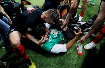 Ivan Rakitic celebra con el fotógrafo Yuri Cortez, quien acababa de ser arrollado por los jugadores de Croacia.