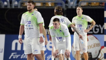 Los jugadores de Eslovenia, durante su partido ante Egipto en el Mundial de Balonmano de Egipto 2021.