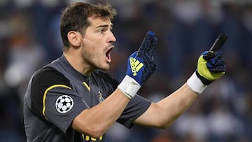 RMA01. ROMA (ITALIA), 23/08/2016.- Iker Casillas de Porto reacciona hoy, 23 de agosto de 2016, durante un partido clasificatorio a la ronda de grupos de la Liga de Campeones de la UEFA en el Estadio Ol&iacute;mpico de Roma. EFE/MAURIZIO BRAMBATTI