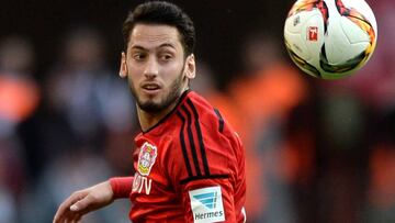 Hakan Calhanoglu contra el FC Koeln.