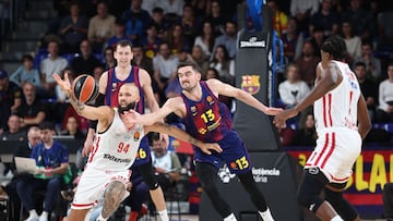 Olympiacos Piraeus' French forward #94 Evan Fournier fights for the ball with Barcelona's Czech guard #13 Tomas Satoransky during the Euroleague basketball between FC Barcelona and Olympiacos Piraeus at the Palau Blaugrana arena in Barcelona, on December 12, 2025. (Photo by Josep LAGO / AFP)
