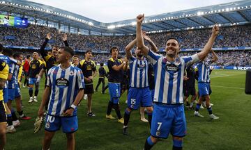 Los jugadores del Deportivo de La Coruña celebran en el estadio de Riazor el ascenso a segunda división. En la imagen Lucas Pérez.