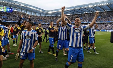 Los jugadores del Deportivo de La Coruña celebran en el estadio de Riazor el ascenso a segunda división. En la imagen Lucas Pérez.