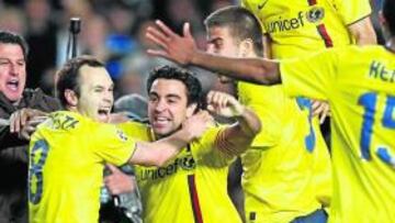 Iniesta celebra el gol conseguido junto a sus compañeros.