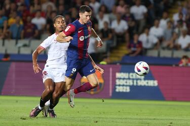 Lewandowski controla un balón ante Bade.