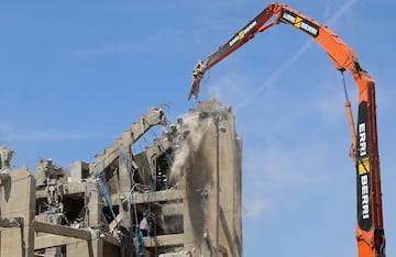 Con la tercera grada demolida casi en su totalidad, las obras de remodelaci車n del Camp Nou avanzan hasta el momento seg迆n los plazos establecidos.