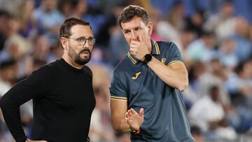 Bordalás charla con su segundo entreandor surante el partido ante el Celta.