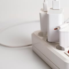 El motivo por el que no debes poner las regletas de los enchufes al lado de una ventana