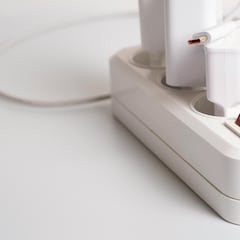 Advertencia de los electricistas sobre el lugar donde nunca debes poner una regleta en tu casa: hay riesgo de incendio