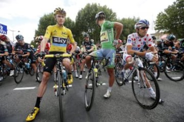 Chris Froome, Peter Sagan y Thibaut Pinot esperan el inicio de la etapa.