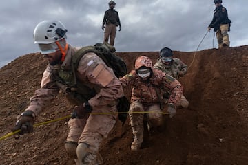 Confiar en tus compañeros es la mejor manera de afrontar un conflicto. Trabajo en equipo. 