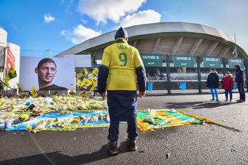 El FC Nantes se ha enfrentado hoy al Nîmes Olympique el cual ha sido la última despedida a el exjugador Emiliano Sala tras su fallecimiento. Los jugadores del club francés ha disputado el partido con vestimenta negra y con el nombre del argentino en la espalda.