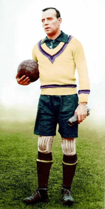 Ricardo Zamora fue el primer gran portero de la historia, considerado el primer crack del fútbol español en su honor se instituyó en 1959 el Trofeo Zamora sus paradas y actuaciones se hicieron míticas. Dió nombre a un curioso movimiento de despeje del portero con el codo, inventado por él y que desde entonces es conocido como zamorana. Jugó en Barcelona, Real Madrid y Español. En 1920 se constituyó por vez primera la Selección de fútbol de España y Zamora no sólo formó parte de la misma, sino que se convirtió en la figura del equipo.