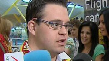 Álvaro del Bosque, hijo del seleccionador nacional de fútbol, habla con los medios de comunicación en el aeropuerto de Madrid-Barajas momentos antes de viajar a Kiev.