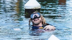 El Dr. Joseph Dituri saliendo del agua tras pasar 100 d&iacute;as viviendo sumergido en Key Largo, en los Cayos de Florida, el 9 de junio del 2023. 