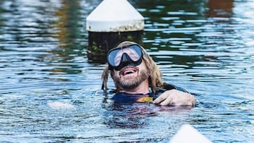 El Dr. Joseph Dituri saliendo del agua tras pasar 100 días viviendo sumergido en Key Largo, en los Cayos de Florida, el 9 de junio del 2023.