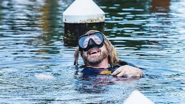 El Dr. Joseph Dituri saliendo del agua tras pasar 100 d&iacute;as viviendo sumergido en Key Largo, en los Cayos de Florida, el 9 de junio del 2023. 