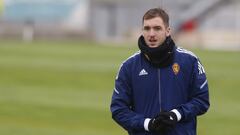 Valent&iacute;n Vada, durante el entrenamiento de esta ma&ntilde;ana del Real Zaragoza.