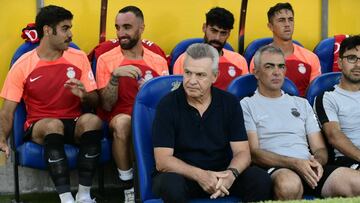 Javier Aguirre en el banquillo del Estadio Gran Canaria durante el partido Las Palmas-Mallorca de la primera jornada.