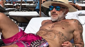 El millonario italiano Gianluca Vacchi en una tumbona en la playa.