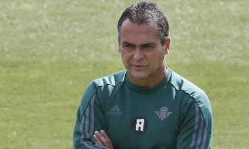 Alexis Trujillo, nuevo entrenador del Real Betis, durante el entrenamiento celebrado esta mañana en la ciudad deportiva del club bético.