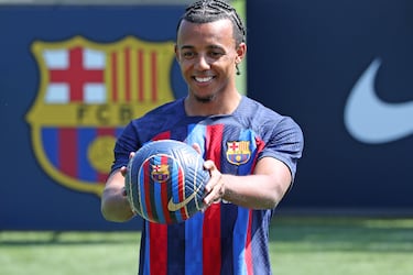 El culebrón de Jules Koundé ya ha finalizado tras fichar por el FC Barcelona. A pesar de que el Chelsea estaba muy interesado en incorporar al central francés, finalmente el conjunto culé se ha hecho con sus servicios. Sus inicios fueron en su país nativo, en el Girondins de Burdeos, donde estuvo vinculado al equipo durante cinco años. Un gran papel en la Ligue 1 hizo que Koundé diera el salto al Sevilla en el año 2019. Con el club hispalense ha conquistado una Europa League ese mismo año. Un año después, con la selección francesa ganó la UEFA Nations League. Su gran velocidad le permite llegar en ventaja a la mayoría de balones, además de disputarlos con autoridad. Se siente muy cómodo con el balón en los pies. El Barcelona puede ser un nuevo equipo para conseguir más títulos y ser así, un jugador de vital importancia para el esquema de Xavi Hernández.
