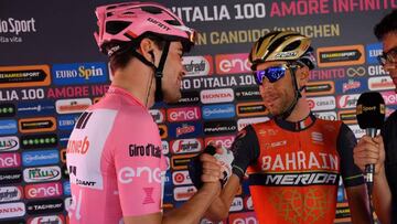Tom Dumoulin y Vincenzo Nibali se saludan antes de la 19&ordf; etapa del Giro de Italia.
