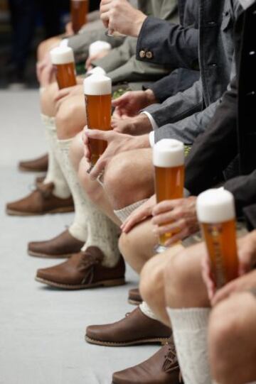 Los jugadores del Bayern Munich realizaron una sesión de fotos con vestimenta tradicional y cerveza.