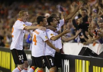 2-0. Jonas celebra el segundo gol con sus compañeros.