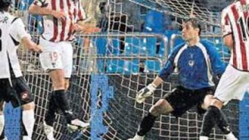 <b>LA DESGRACIA. </b>Murillo se dispone a despejar la falta lanzada por D'Alessandro y acaba marcando un autogol, el 4-1 para el Zaragoza.