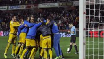 Los jugadores del Alcorcón celebran su clasificación para la siguiente ronda de la Copa del Rey tras eliminar al Granada