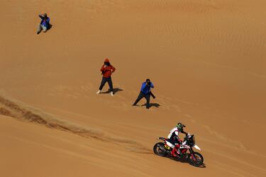 El piloto argentino Franco Caimi del Hero de Motosports Team Rally en acción mientras los fotógrafos toman fotos durante la etapa 10.
