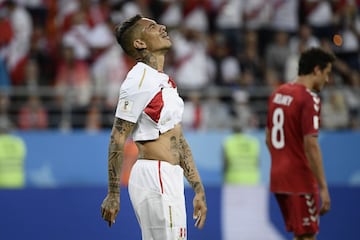 Paolo Guerrero se lamenta de una ocasión fallada.