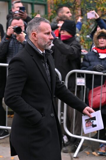 El exfutbolista Ryan Giggs sale de la catedral de Manchester después del funeral de Sir Bobby Charlton.