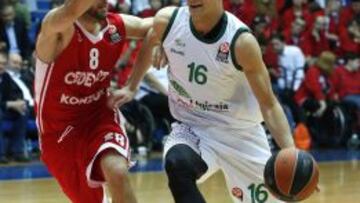 Nemanja Nedovic trata de penetrar ante Fran Pilepic.