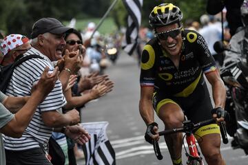 Los espectadores aplauden cuando pasa el francés Sylvain Chavanel.