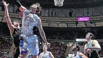 <b>PODER DE INTIMIDACIÓN. </b>Tiago Splitter pone un tapón a Velickovic. Los vitorianos dominaron a su antojo en la faceta reboteadora.