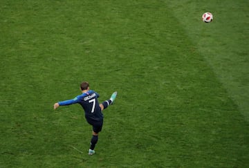 En el minuto 18 Griezmann cuelga una falta al borde del área y Mario Mandezukic al intentar despejarla la desvía ajustada al palo de la portería de Subasic