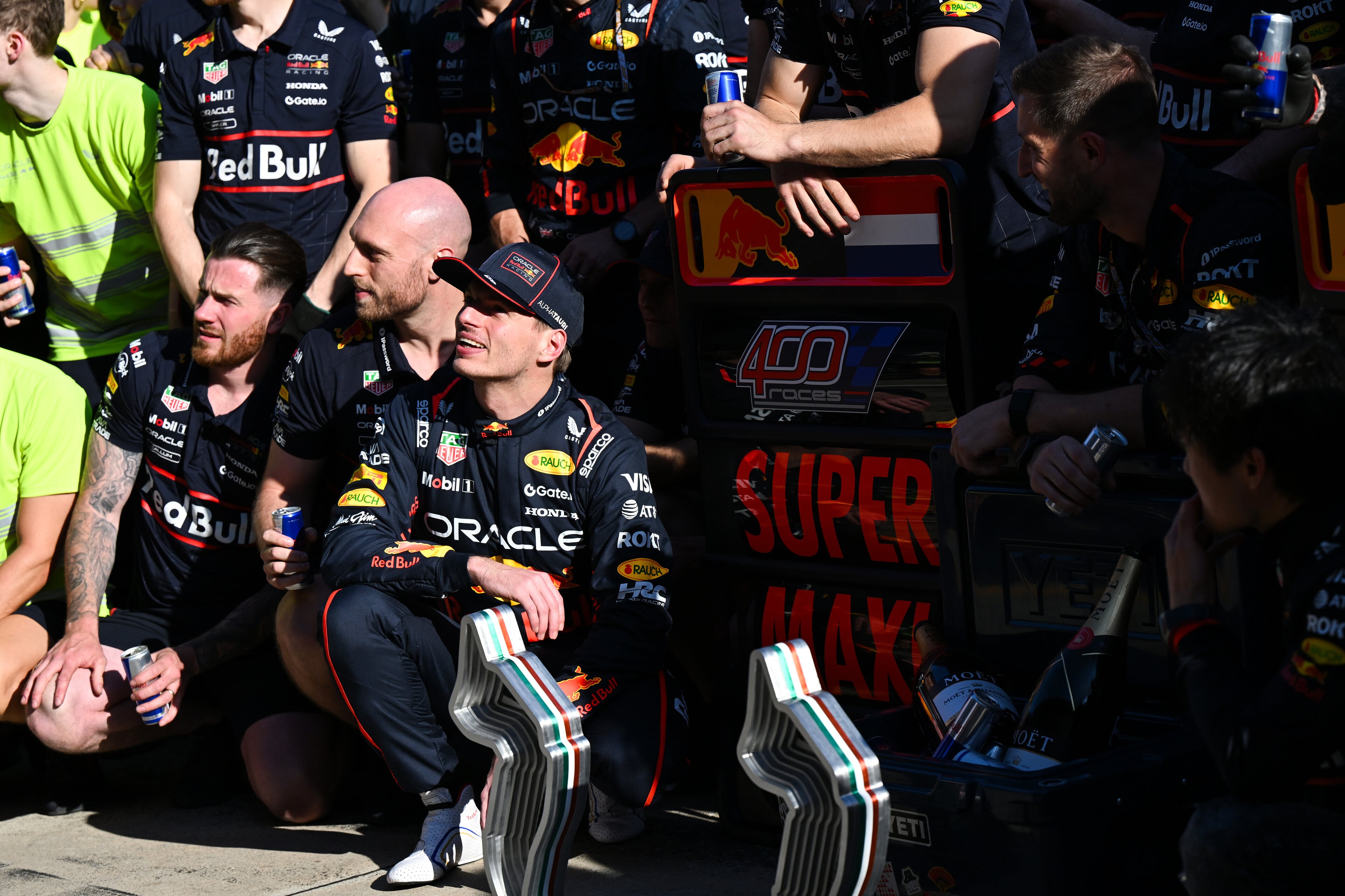 Verstappen, en la celebración de su victoria en el GP 400 de Red Bull en Ímola.