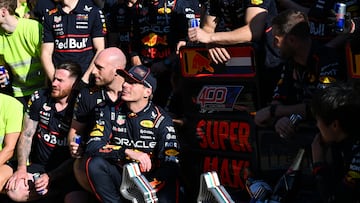 Verstappen, en la celebración de su victoria en el GP 400 de Red Bull en Ímola.