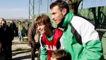 <b>ÍDOLO. </b>Canales posó junto a unos niños acompañado de Xisco.